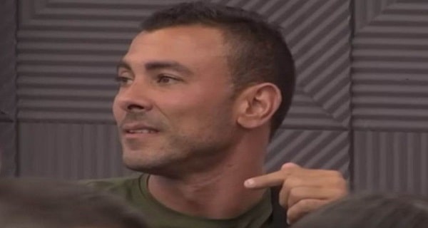 “TI SI SRAMOTA! MUŠKA PR*STITUTKA!” Uroš Ćertić na stubu srama “J*bačica ti šalje proteine i stvari”