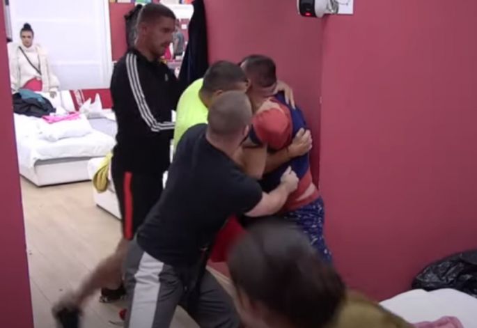 STRAVIČNA AGRESIJA I NASILJE U ZADRUZI – Četvorica pokušavaju da ga ZAUSTAVE: Traži se DISKVALIFIKACIJA