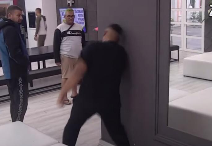 (VIDEO) pojavio se necenzurisani JEZIVI SNIMAK kako se zadrugar SAMOPOVREĐUJE – nervno RASTROJSTVO