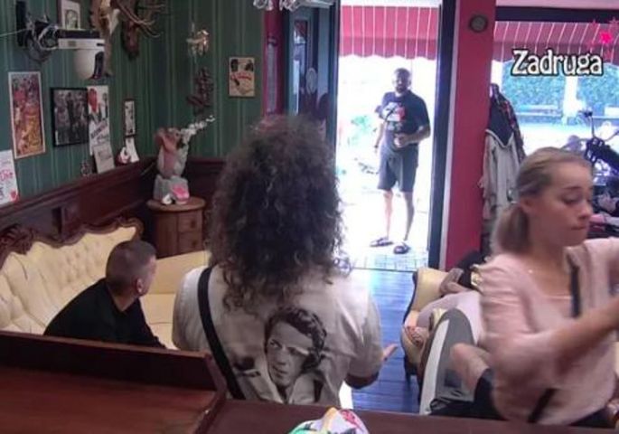 NEVIĐENA DRAMA U PABU – POKRADENA JE! Maja urlala na sve “TREBA MI, MOLIM VAS, VRATITE MI!” (VIDEO)