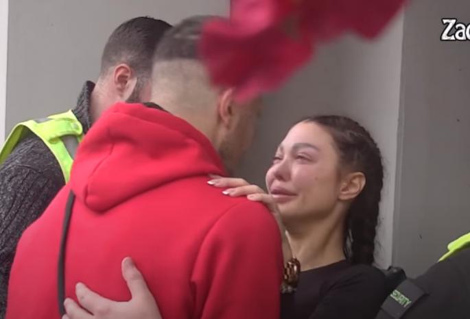SLOMILA SE NA RASTANKU: Maja se gušila u SUZAMA dok je gledala Bilala kako ODLAZI – Ponavljao joj SAMO JEDNO