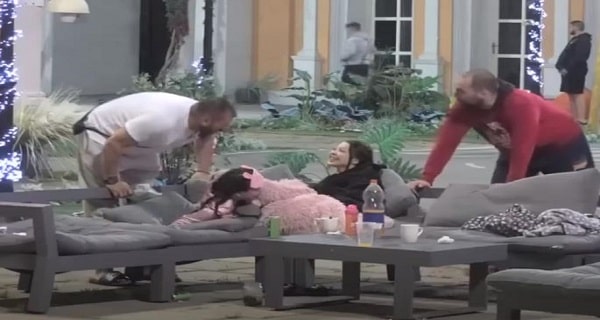 ODVRATNO! GLEDAOCI ZGROŽENI: Ispuštao gasove Maji i Slađi u lice – Vama samo treba prdeti i podrigivati