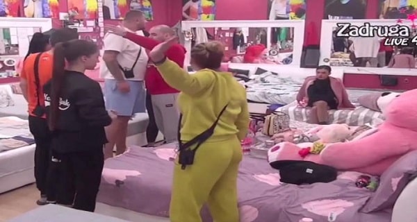 “MA, BRE BOLESNICE, IDI KUĆI!” Urlaju po spavaćoj sobi – ČOPOR ŽIVOTINJA, svi skočili na nju JEDNU