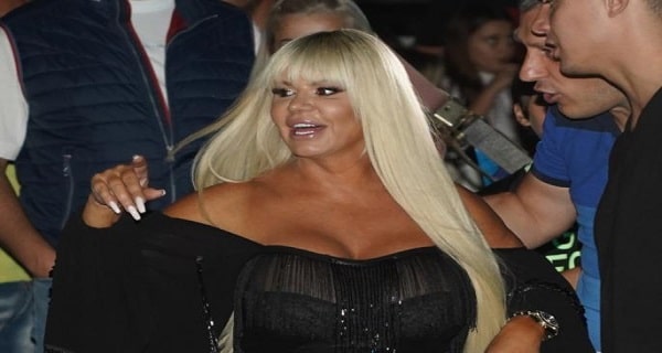 STRASNI POLJUPCI U MRAKU: Voditelj “Zadruge” uhvaćen sa Darom Bubamarom – NE KRIJU koliko im je dobro