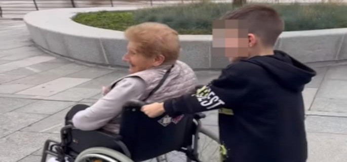 KAKVA SCENA! Autistični sin gura u invalidskim kolicima Slobinu majku – Mali Naum presrećan, njena reakcija je predivna!
