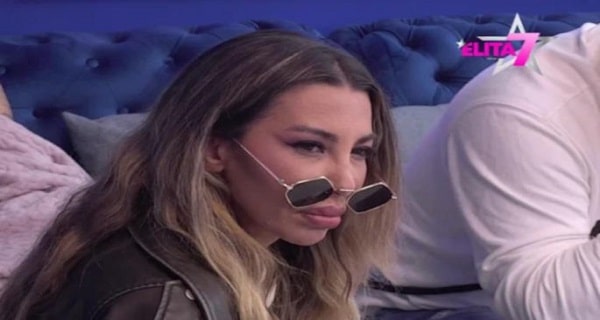 “BIO JE NASILAN, GLAVA ME JE BOLELA 5 SATI OD UDARCA” Aneli nastavlja da šokira detaljima iz braka sa Asminom