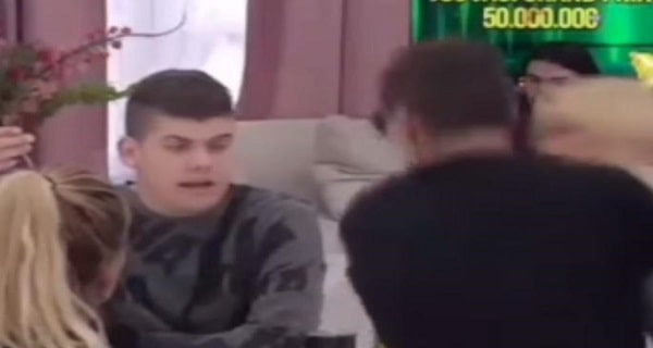 Brutalan okršaj: PRSNUO TANJIR, komadi leteli na sve strane – zavladala opšta HISTERIJA