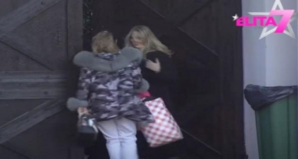 Ugledala ĆERKICU – Aneli kleknula i počela da RONI SUZE, ljubila je i nije mogla da DOĐE SEBI (VIDEO)