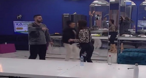 GADNIJE od ovoga ne može – MIljana otkrila da se Zola ne kupa u rijalitiju, a onda ga polila vodom “Priča se o tvojoj nehigijeni i smradu”