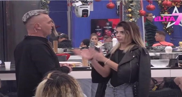 Poslala PORUKU u spoljni svet preko IZBAČENE ZADRUGARKE: Voditelj raskrinkao Anđelu, ona se upetljala u LAŽI