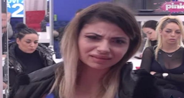 “GAZILA BI PO NAMA MRTVIMA” Mlađi brat Anđele Šparavalo odrekao se sestre zbog GEJ veze, MUK U BELOJ KUĆI