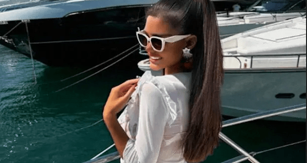 Ana Korać krstari hrvatskim primorjem dok sa jahte trešti “Veseli se srpski rode”, a od starletinog bikinija ZASTAJE dah