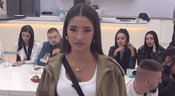 Anđela ponovo na stubu srama – tvrdi da je smrtno zaljubljena u 22 godina starijeg zadrugara