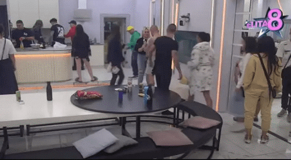 Terza na ivici nerava, cimeri ga drže da ne napravi pakao – Na pomen trudne Milice koju je prevario, on povileneo