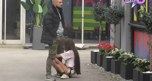 Mimas pala na kolena: Moli Gruju za pomirenje – ovakvo pokajanje nije zabeleženo u istoriji rijalitija