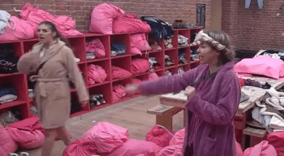 Haos, lete stvari na sve strane: Aneli i Ena ponovo zaratile – nastao karambol (VIDEO)