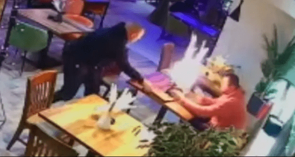 Buknula vatra usred restorana: Janjuš podelio snimak sa nadzorne kamere – za njegovim stolom se rasplamsao plamen, zavladala panika u lokalu