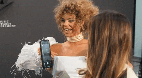 Maloletna vodila ljubav pred kamerama, imala aferu sa poznatim pevačem, a sa 16 se bavila najstarijim zanatom: Mina Vrbaški javno priznala da li se kaje