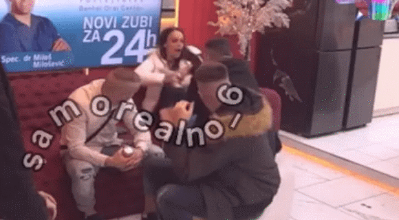 Uvrnuo Teodori ruku, ona jauče od bolova i moli ga kroz suze da je ne maltretira: Sramna reakcija muškaraca u Beloj kući na Bebičin postupak