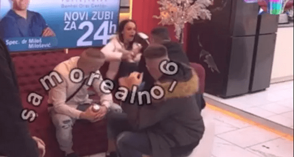 Uvrnuo Teodori ruku, ona jauče od bolova i moli ga kroz suze da je ne maltretira: Sramna reakcija muškaraca u Beloj kući na Bebičin postupak