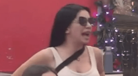 “Zamerao mi je što je ne puštam golišavu”: Aleksandra na ivici nervnog sloma, iznela još prljavog veša o Milovanu, letele su čaše i stolice (VIDEO)