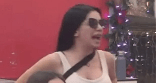 “Zamerao mi je što je ne puštam golišavu”: Aleksandra na ivici nervnog sloma, iznela još prljavog veša o Milovanu, letele su čaše i stolice (VIDEO)