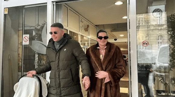 Jovana Srejović napustila porodilište sa sinom Jakovom – porodica konačno na okupu: Evo ko ih je sačekao ispred
