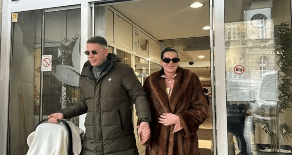 Jovana Srejović napustila porodilište sa sinom Jakovom – porodica konačno na okupu: Evo ko ih je sačekao ispred