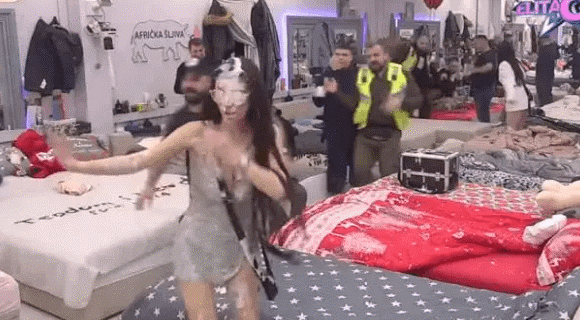 Masovna tuča u Eliti: Ne zna se ko koga udara i poliva – nezapamćena scena u rijalitiju, obezbeđenje se razletelo po kući: Čeka se odluka o diskvalifikaciji