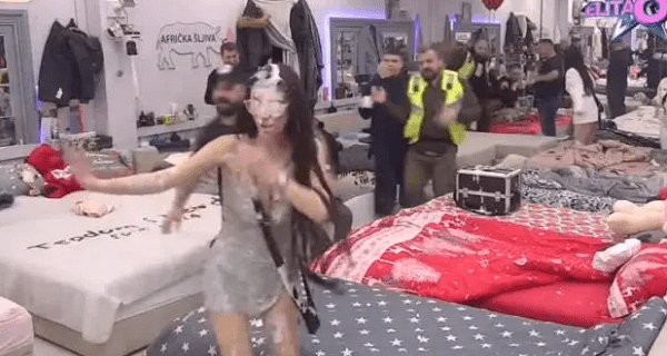 Masovna tuča u Eliti: Ne zna se ko koga udara i poliva – nezapamćena scena u rijalitiju, obezbeđenje se razletelo po kući: Čeka se odluka o diskvalifikaciji