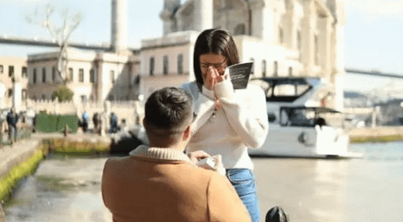 Bivši zadrugar staje na ludi kamen: Verio misterioznu lepoticu u romantičnom gradu, ona zaplakala od sreće (FOTO)