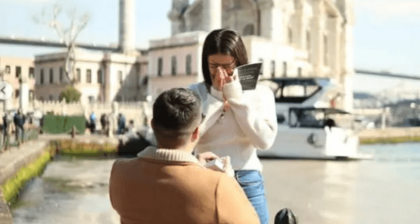 Bivši zadrugar staje na ludi kamen: Verio misterioznu lepoticu u romantičnom gradu, ona zaplakala od sreće (FOTO)