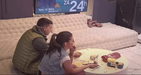 (VIDEO) Narod zgrožen prizorom, ono što je kamera uhvatila pored Ene i Peje ih šokiralo – Da li je moguće da ovde mogu da jedu?