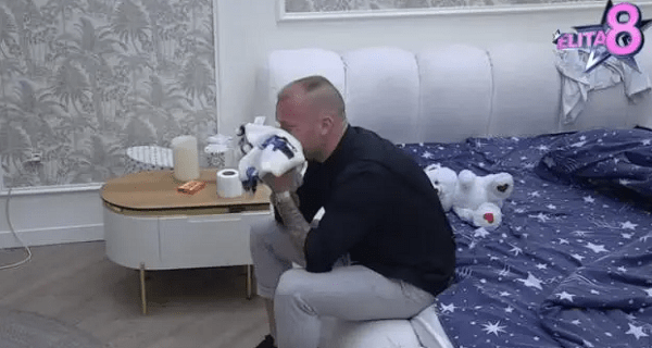 Scena da ti srce prepukne: Munjez se guši u suzama i ljubi ćebe malog Konstantina – njegovi jecaji odzvanjaju (VIDEO)