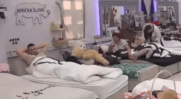 Zola i Rada od ranog jutra uhvatili Anu Spasojević u mašinu, nije se ni razbudila već je ispituju o Kordi: “Hoćeš i ti male Kordiće” (VIDEO)