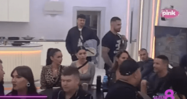 “Dolazio uplakan, tanjir hrane roditeljima plaćao 10.000” Izneti šok detalji, evo šta se sve dešavalo u porodičnoj kući ovog učesnika “Elite”