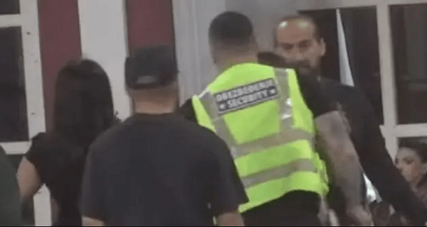 Obezbeđenje hitno reagovalo kako bi sprečilo diskvalifikaciju – čuje se kako vrišti: “Mrš, napolje, pobacaću ti sve stvari”