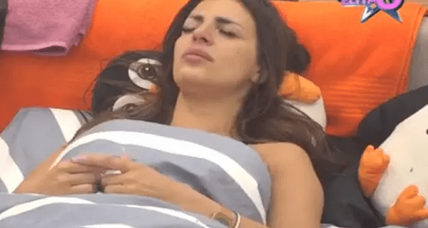 Ena se guši u suzama pred svima: Srce joj se raspalo na komade uz pesmu koja je pogodila pravo u ranu (VIDEO)