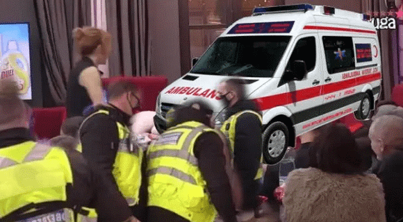 ZABRANJEN SNIMAK SE POJAVIO PONOVO: Dobija udarac u stomak, hitna pomoć je odmah sa imanja prebacuje u bolnicu – najjezivija scena u rijalitiju (VIDEO)