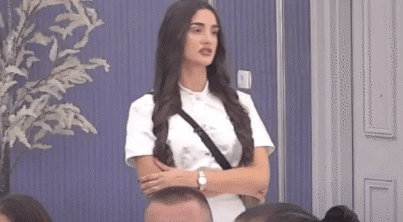 Gleda direktno u oči i DEMONSTRIRA SILU: Anđela drsko i osiono deli budžete, pa nije ona bilo kakav vođa – Nju uzela na zub