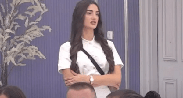 Gleda direktno u oči i DEMONSTRIRA SILU: Anđela drsko i osiono deli budžete, pa nije ona bilo kakav vođa – Nju uzela na zub