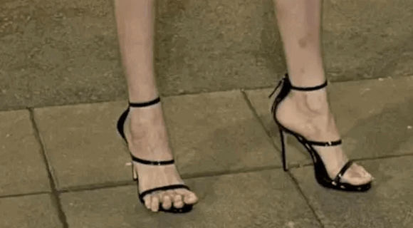 Šta je sa stopalom ove zadrugarke? Pojavila se na Pinkovoj žurki, a svi gledaju zgroženi u njene noge