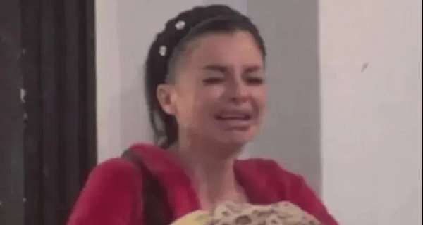 Eksplicitne fotografije Sanje Grujić viđene u javnosti – oskudno obučena, na njoj leži nepoznati muškarac: Više nema nazad