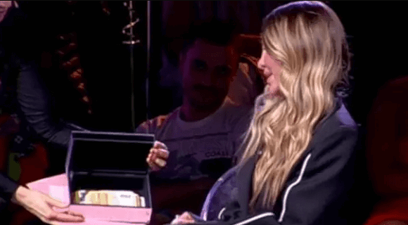 U Pinkov studio dostavljena kutija sa 3.000 evra i pismo za Aneli Ahmić: Dušica Jakovljević pročitala poruku uživo u programu, svi ostali u čudu