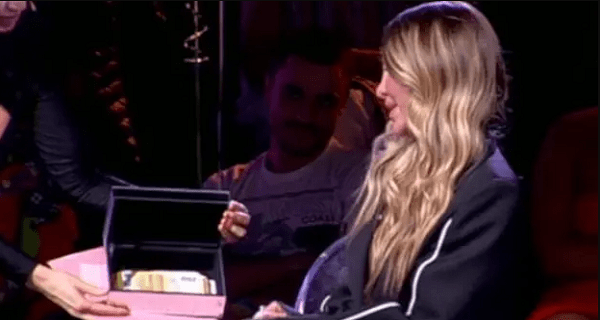 U Pinkov studio dostavljena kutija sa 3.000 evra i pismo za Aneli Ahmić: Dušica Jakovljević pročitala poruku uživo u programu, svi ostali u čudu