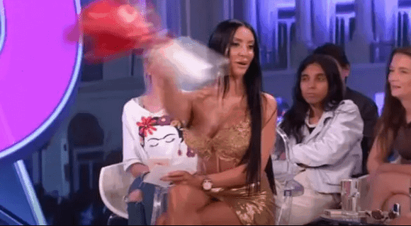 “Ovo je čista provokacija, sram da bude onog ko je ovo poslao” Slađa Poršelina bacala stvari po studiju – pobesnela kao ris zbog ove poruke i poklona