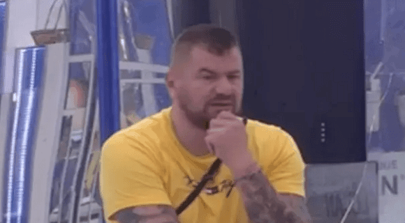 Janjuš odvukao ovu učesnicu “Elite” u krevet: Varnice na sve strane, ne mogu da obuzdaju emocije (VIDEO)