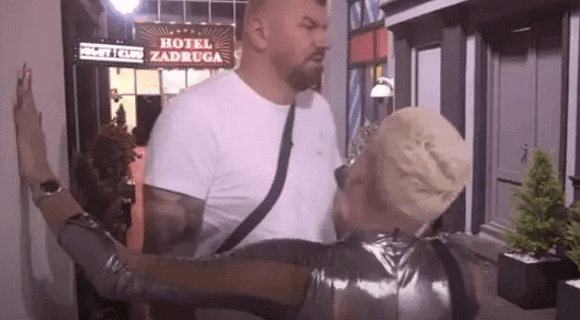 Janjuš se prepustio Uroševim dodirima: Legao na krevet i predao se u potpunosti