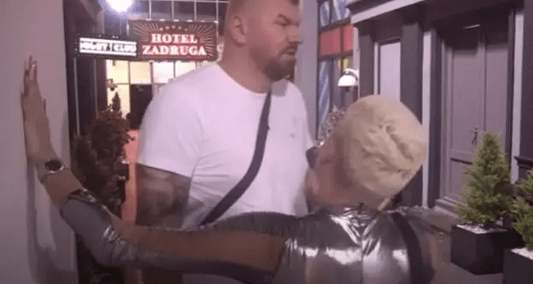 Janjuš se prepustio Uroševim dodirima: Legao na krevet i predao se u potpunosti