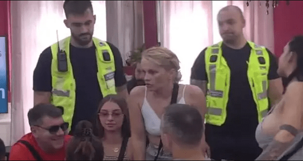 Obezbeđenje uletelo u Belu kuću – učesnica počela da divlja pa nasrnula na Bebicu, Veliki šef je žestoko sankcionisao (VIDEO)